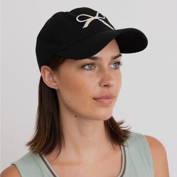 Bow-Embroidered Caps - Green or Black - Picture 2 of 9